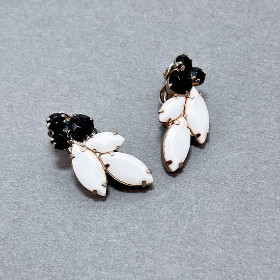 Vintage D&E Juliana Black Rhinestone and Milk Gla… - image 9