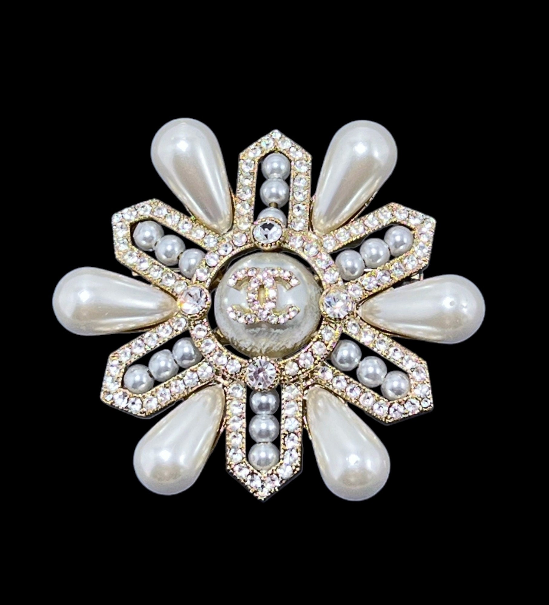 Chanel Resin & Enamel Paris-Seoul Floral Brooch - Pink, Gold-Plated Pin,  Brooches - CHA924044
