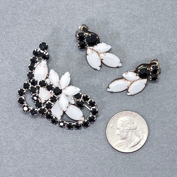 Vintage D&E Juliana Black Rhinestone and Milk Gla… - image 2