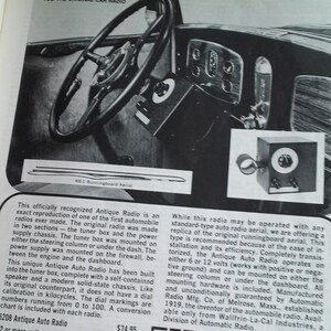 Pu&ograve; includere: Una fotografia in bianco e nero di una radio per auto d'epoca con una fotografia in bianco e nero di un cruscotto di auto sullo sfondo. Il testo "Instant Nostalgia!" e "Antique Auto Radio" &egrave; stampato sull'immagine. Il testo "From the people who brought you the original car radio" &egrave; anche stampato sull'immagine.
