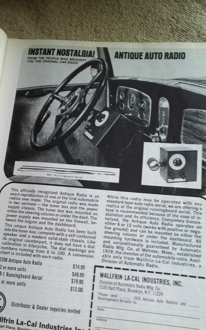 Pu&ograve; includere: Una fotografia in bianco e nero di una radio per auto d'epoca con una fotografia in bianco e nero di un cruscotto di auto sullo sfondo. Il testo "Instant Nostalgia!" e "Antique Auto Radio" &egrave; stampato sull'immagine. Il testo "From the people who brought you the original car radio" &egrave; anche stampato sull'immagine.