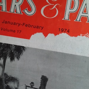 Pu&ograve; includere: Una copertina di rivista vintage con il titolo "Cars & Parts" in lettere bianche e nere su sfondo rosso. La rivista &egrave; di gennaio-febbraio 1974, volume 17. La copertina presenta una foto in bianco e nero di un'auto d'epoca con una palma sullo sfondo.