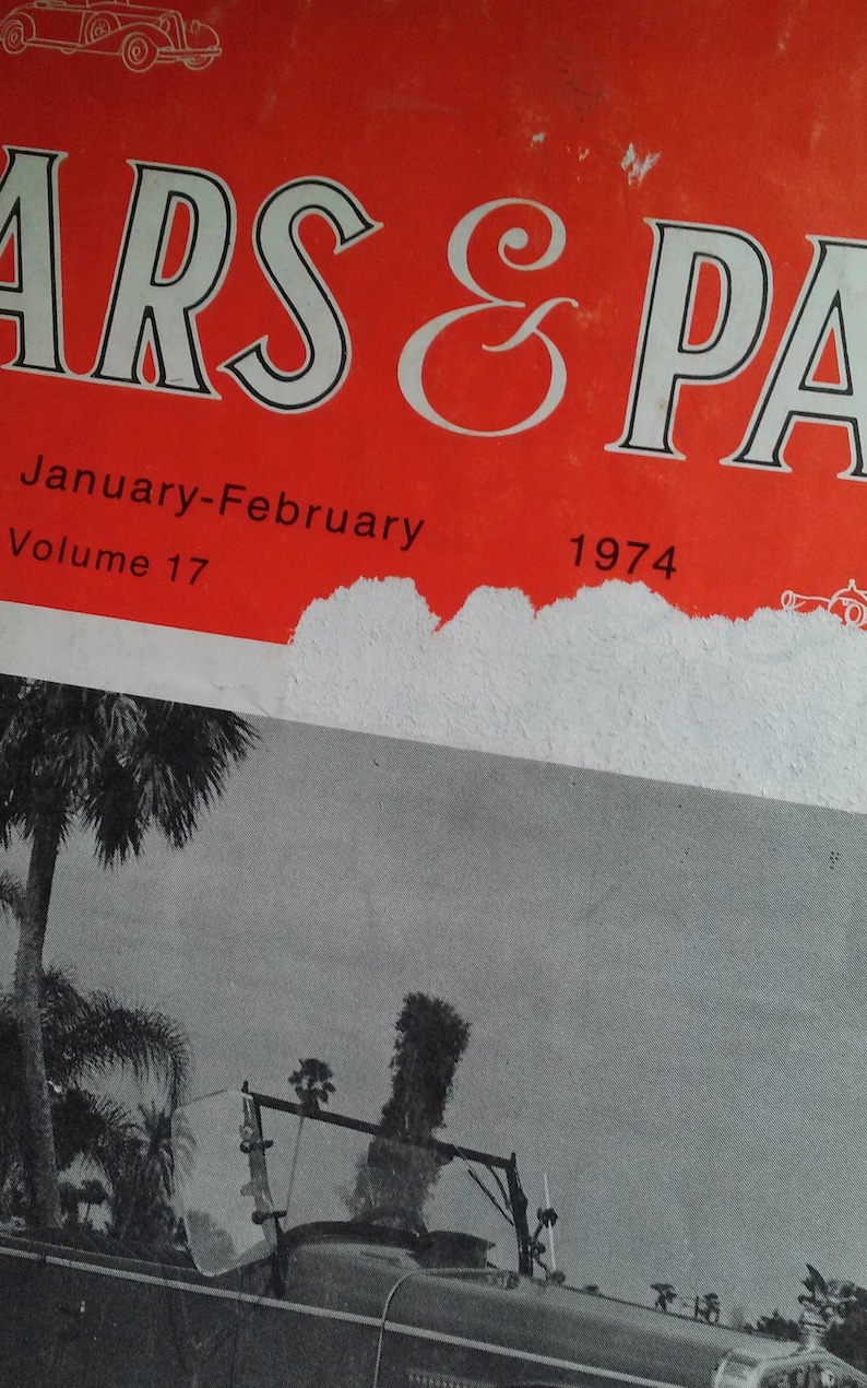 Pu&ograve; includere: Una copertina di rivista vintage con il titolo "Cars & Parts" in lettere bianche e nere su sfondo rosso. La rivista &egrave; di gennaio-febbraio 1974, volume 17. La copertina presenta una foto in bianco e nero di un'auto d'epoca con una palma sullo sfondo.