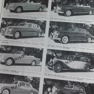 Pu&ograve; includere: Un annuncio su un giornale in bianco e nero per auto Rolls-Royce e Bentley. L'annuncio presenta foto di vari modelli, tra cui una Corniche Convertible 1971, una Shadow Convertible 1970, una Phantom V Mulliner Limousine 1964, una Silver Cloud III 1964, una Bentley Darby Sport Saloon 1936, una Bentley Park Ward Sport Saloon 1939 e una Continental Convertible 1965. L'annuncio include anche il testo "Piano di locazione disponibile per tutte le auto" e "Classic Motor Coaches, Inc."