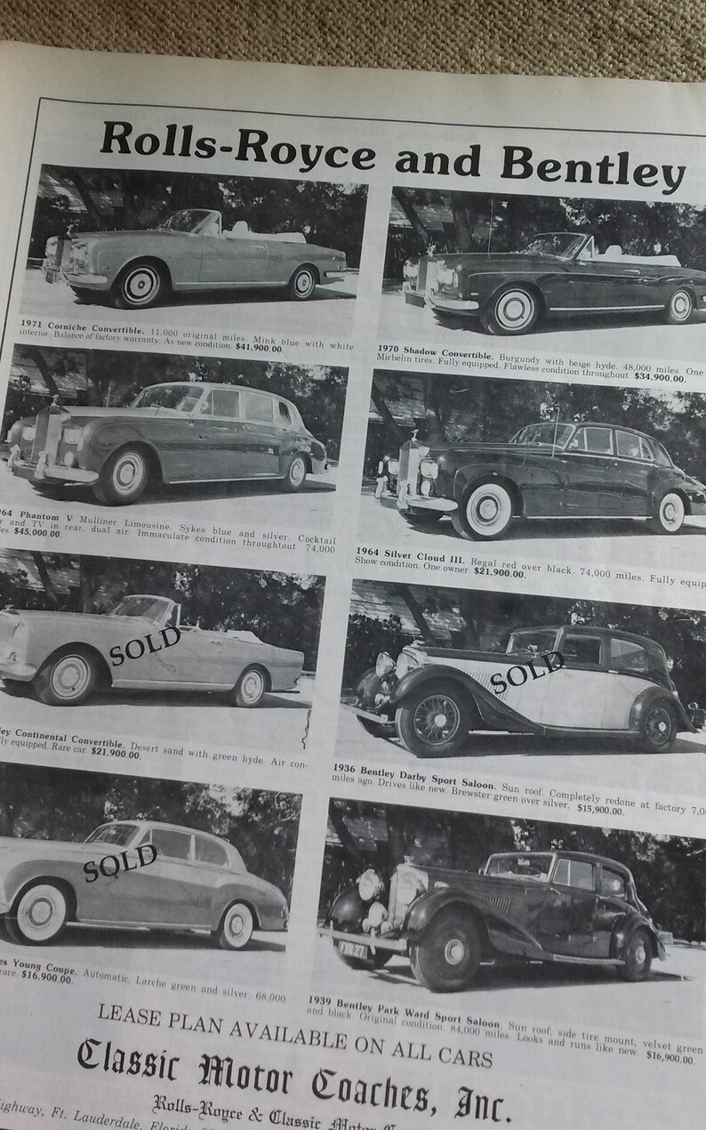 Pu&ograve; includere: Un annuncio su un giornale in bianco e nero per auto Rolls-Royce e Bentley. L'annuncio presenta foto di vari modelli, tra cui una Corniche Convertible 1971, una Shadow Convertible 1970, una Phantom V Mulliner Limousine 1964, una Silver Cloud III 1964, una Bentley Darby Sport Saloon 1936, una Bentley Park Ward Sport Saloon 1939 e una Continental Convertible 1965. L'annuncio include anche il testo "Piano di locazione disponibile per tutte le auto" e "Classic Motor Coaches, Inc."