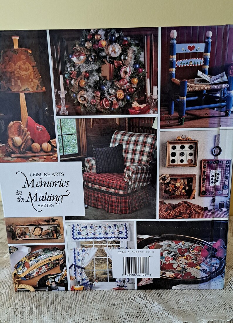 以下が含まれることがあります： 「Memories in the Making」というタイトルの書籍の表紙で、家の装飾プロジェクトの画像がいくつか掲載されています。プロジェクトには、リース、椅子、ランプ、電話、トレイ、壁の装飾が含まれています。この書籍の表紙は、レジャーアートシリーズからのものです。