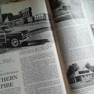 Pu&ograve; includere: Una fotografia in bianco e nero di una station wagon Ford d'epoca. L'auto &egrave; parcheggiata davanti a un grande edificio industriale. Il testo "Ford" &egrave; visibile nell'angolo in basso a sinistra dell'immagine. Il testo "Part II The Rise and Fall of Old Henry's Northern Empire" &egrave; visibile nell'angolo in basso a sinistra dell'immagine.