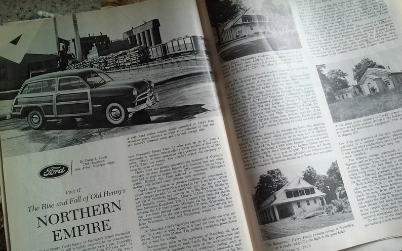 Pu&ograve; includere: Una fotografia in bianco e nero di una station wagon Ford d'epoca. L'auto &egrave; parcheggiata davanti a un grande edificio industriale. Il testo "Ford" &egrave; visibile nell'angolo in basso a sinistra dell'immagine. Il testo "Part II The Rise and Fall of Old Henry's Northern Empire" &egrave; visibile nell'angolo in basso a sinistra dell'immagine.