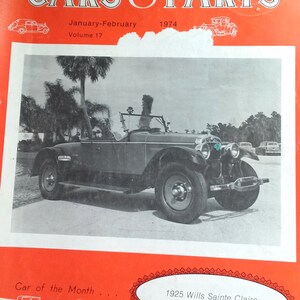 Pu&ograve; includere: Una copertina di rivista vintage con una foto in bianco e nero di un'auto Wills Sainte Claire del 1925. La rivista si chiama "Cars & Parts" e il testo della copertina recita "Gennaio-Febbraio 1974, Volume 17".