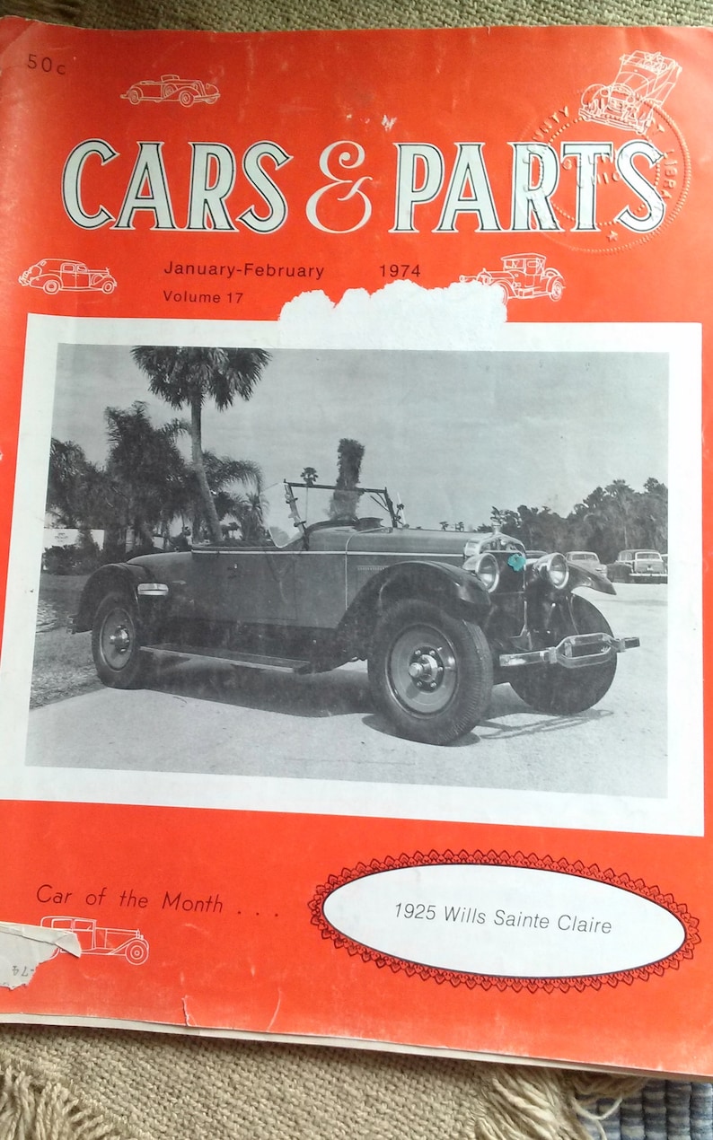 Pu&ograve; includere: Una copertina di rivista vintage con una foto in bianco e nero di un'auto Wills Sainte Claire del 1925. La rivista si chiama "Cars & Parts" e il testo della copertina recita "Gennaio-Febbraio 1974, Volume 17".