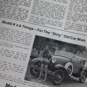 Pu&ograve; includere: Una fotografia in bianco e nero di una donna in piedi accanto a un'auto d'epoca. Il testo "Model A's & Things -- For The "Dirty" Old Car Man" &egrave; stampato nella parte superiore dell'immagine. Il testo "Phone 414-284-9660 Port Washington, Wisconsin 53074" &egrave; stampato nella parte inferiore dell'immagine.