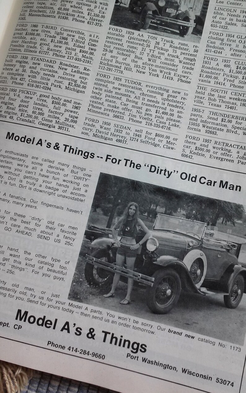 Pu&ograve; includere: Una fotografia in bianco e nero di una donna in piedi accanto a un'auto d'epoca. Il testo "Model A's & Things -- For The "Dirty" Old Car Man" &egrave; stampato nella parte superiore dell'immagine. Il testo "Phone 414-284-9660 Port Washington, Wisconsin 53074" &egrave; stampato nella parte inferiore dell'immagine.