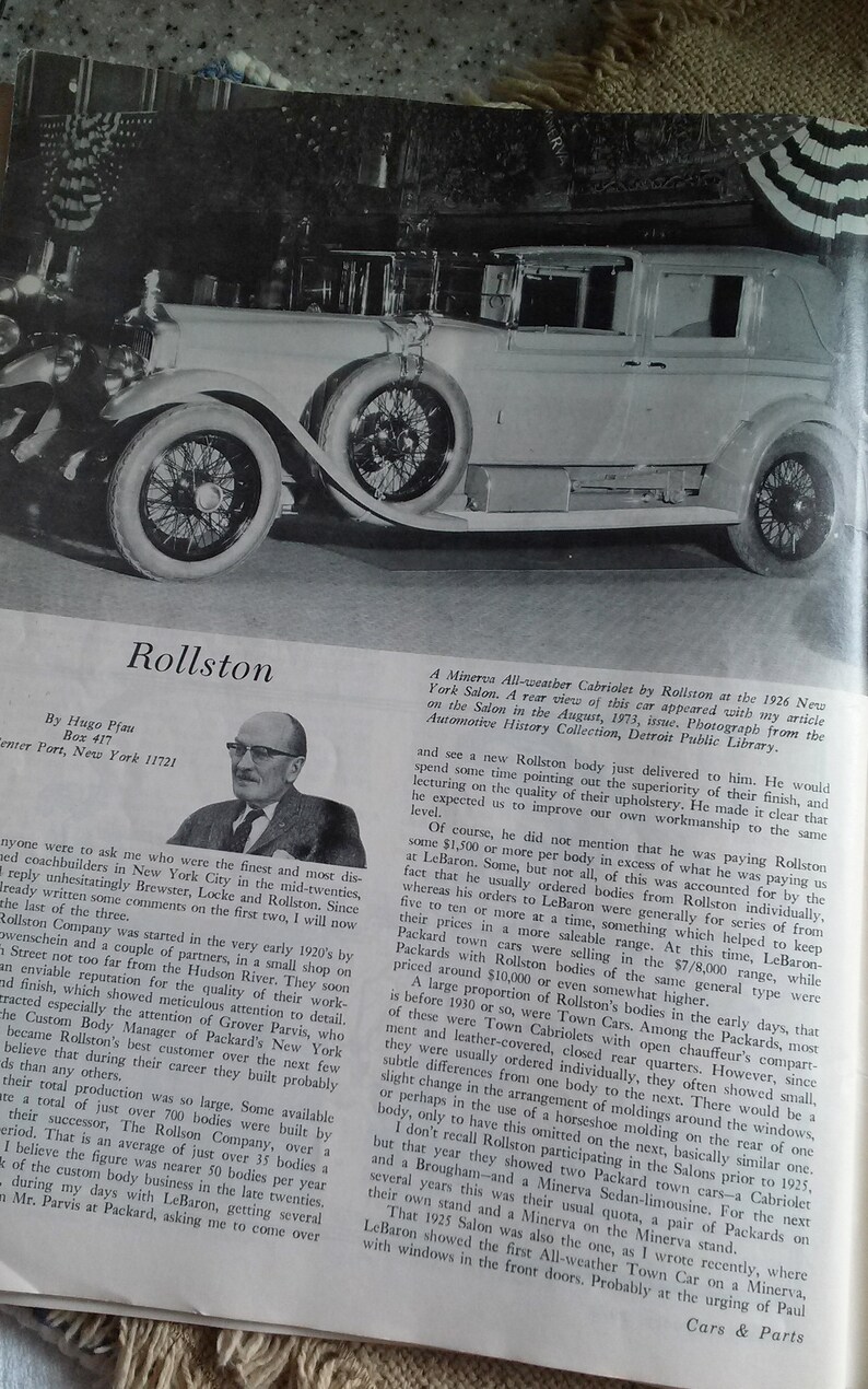 Pu&ograve; includere: Una fotografia in bianco e nero di un'auto d'epoca, una Minerva All-weather Cabriolet, costruita da Rollston, un carrozziere di New York City negli anni '20. L'auto &egrave; parcheggiata su una superficie pavimentata. La fotografia proviene dalla Automotive History Collection della Detroit Public Library.