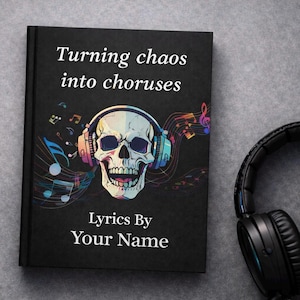 Puede incluir: Libro negro con el texto "Turning chaos into choruses" y "Lyrics By Your Name". La portada presenta una calavera con auriculares y notas musicales. Unos auriculares negros están a la derecha.