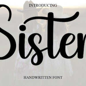 Puede incluir: Fuente manuscrita negra que dice "Sister" con la palabra "Introducing" arriba y "Handwritten Font" abajo. El fondo es una imagen borrosa de dos personas con sombreros.