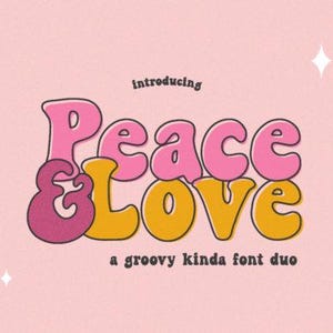 Peut inclure: Fond rose avec les mots "Peace & Love" dans une police rétro. Le texte est en rose, jaune et rose foncé, avec les mots "introducing" et "a groovy kinda font duo" en plus petit.
