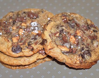 Galletas de mantequilla marrón, caramelo y chispas de chocolate con flor de sal