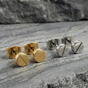 Pendientes de tuerca con cabeza de tornillo de 5 mm: joyería minimalista, unisex, de oro y plata, con un diseño geométrico vanguardista.