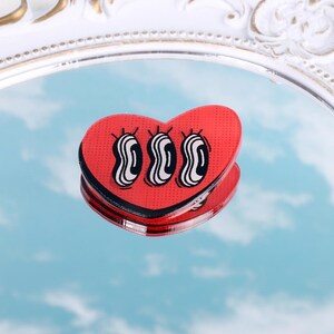 Herz Zeichentrickfigur mit 3 (drei) Augen <3 Liebe Retro Punk Niedlich Pin 2 Größen | trash_b0t Straßenkunst
