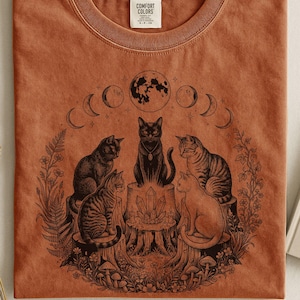 Camiseta de aquelarre de gatos, camiseta de gato bruja, camiseta mística de gato negro, regalo para mamás de gatos, camiseta de fase lunar celestial, regalo gótico cottagecore para amantes de los gatos imagen 1