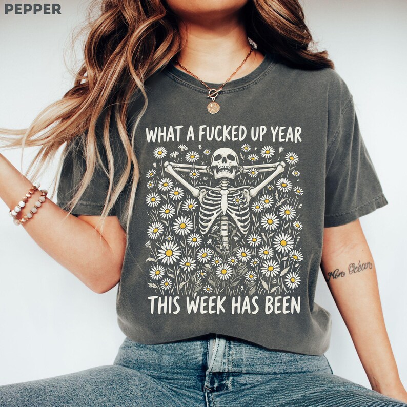 Camiseta "Qué año tan jodido ha sido esta semana", camiseta divertida con esqueleto y estampado floral, camiseta de humor negro, camiseta de humor sarcástico para adultos. imagen 4