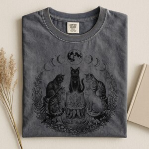 Camiseta de aquelarre de gatos, camiseta de gato bruja, camiseta mística de gato negro, regalo para mamás de gatos, camiseta de fase lunar celestial, regalo gótico cottagecore para amantes de los gatos imagen 4