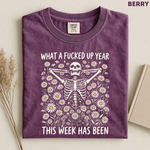 Camiseta "Qué año tan jodido ha sido esta semana", camiseta divertida con esqueleto y estampado floral, camiseta de humor negro, camiseta de humor sarcástico para adultos. imagen 6