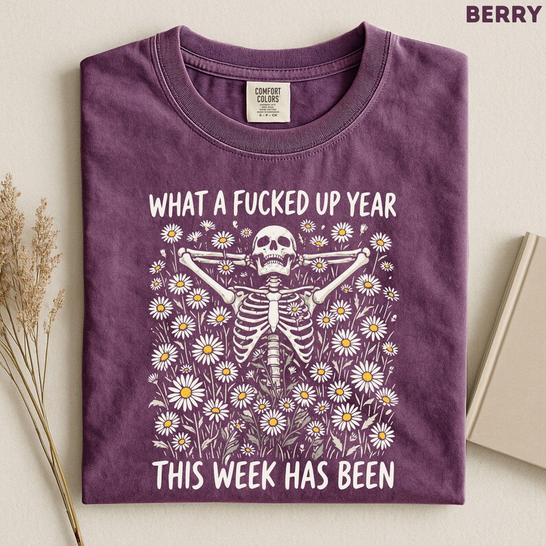 Camiseta "Qué año tan jodido ha sido esta semana", camiseta divertida con esqueleto y estampado floral, camiseta de humor negro, camiseta de humor sarcástico para adultos. imagen 6