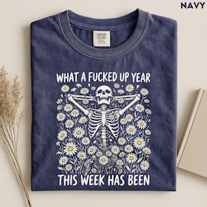 Camiseta "Qué año tan jodido ha sido esta semana", camiseta divertida con esqueleto y estampado floral, camiseta de humor negro, camiseta de humor sarcástico para adultos. imagen 5