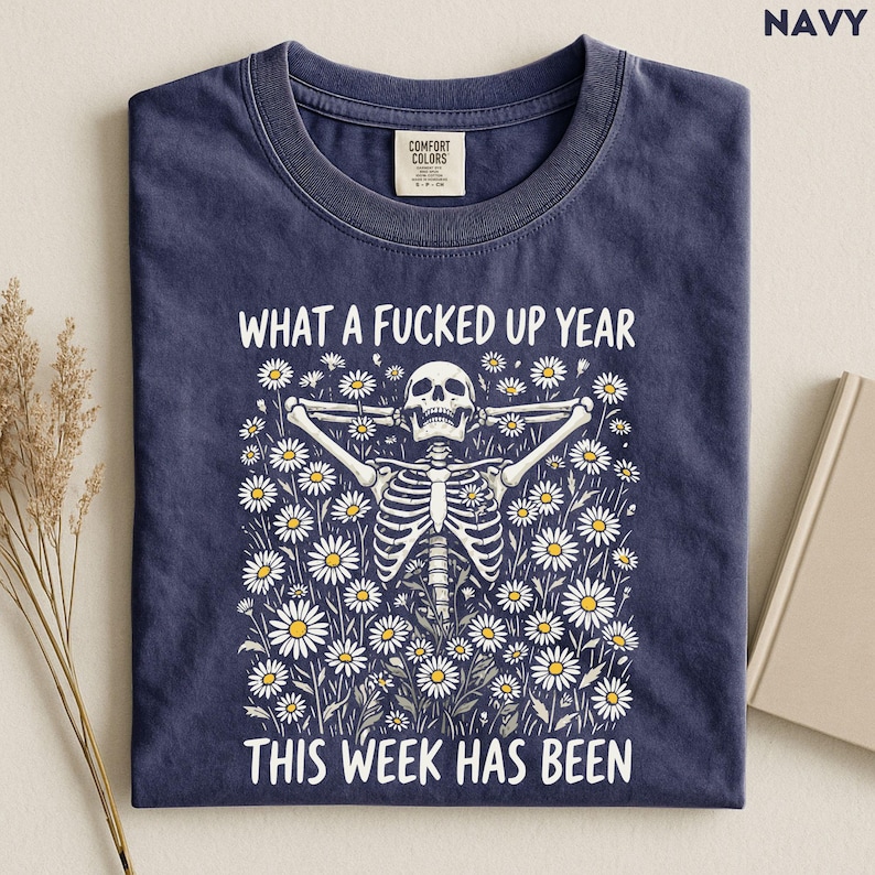 Camiseta "Qué año tan jodido ha sido esta semana", camiseta divertida con esqueleto y estampado floral, camiseta de humor negro, camiseta de humor sarcástico para adultos. imagen 5
