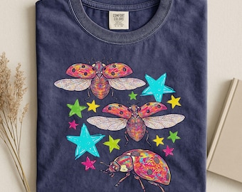 てんとう虫シャツ、虫好きシャツ、かわいい昆虫Tシャツ、ガーデンシャツ、自然愛好家へのギフト、コテージコアシャツ、カラフルなグラフィックTシャツ