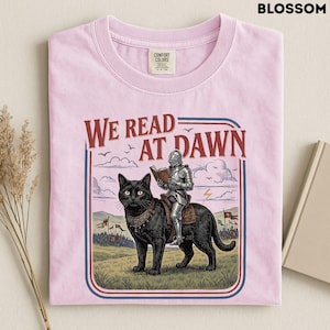 Shirt We Read At Dawn, T-shirt Fantasy Book Lover, Shirt Middeleeuwse Kat, T-shirt Dark Academia Reader, T-shirt Fantasy Reader