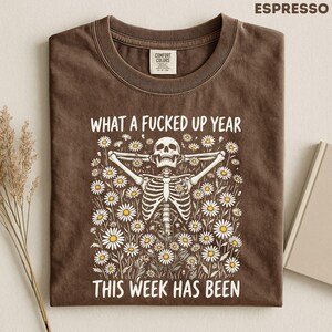 Camiseta "Qué año tan jodido ha sido esta semana", camiseta divertida con esqueleto y estampado floral, camiseta de humor negro, camiseta de humor sarcástico para adultos. imagen 3