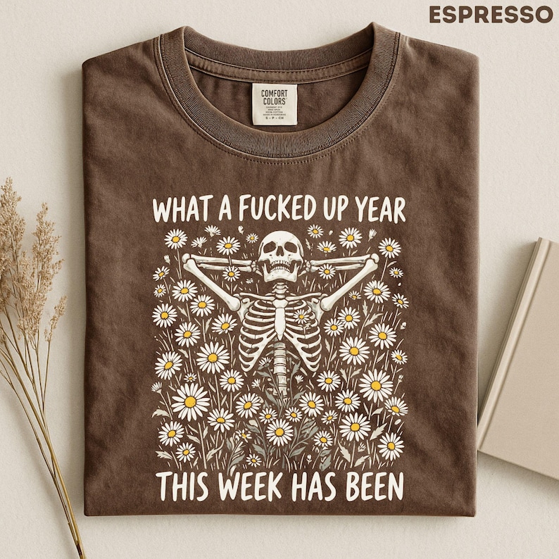 Camiseta "Qué año tan jodido ha sido esta semana", camiseta divertida con esqueleto y estampado floral, camiseta de humor negro, camiseta de humor sarcástico para adultos. imagen 3