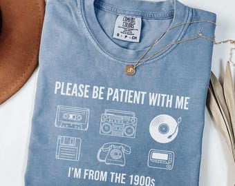 1900年代から来たので、どうか辛抱強くお待ちくださいTシャツ、90年代カントリーTシャツ、友達への面白いギフト、1900年代グラフィックTシャツ、面白い誕生日プレゼント