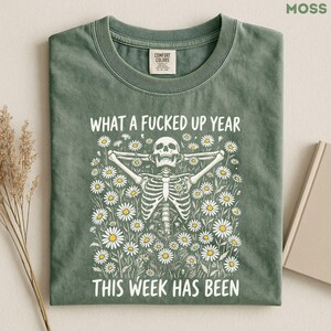 Camiseta "Qué año tan jodido ha sido esta semana", camiseta divertida con esqueleto y estampado floral, camiseta de humor negro, camiseta de humor sarcástico para adultos. imagen 7