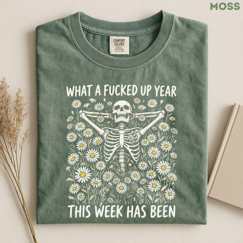 Camiseta "Qué año tan jodido ha sido esta semana", camiseta divertida con esqueleto y estampado floral, camiseta de humor negro, camiseta de humor sarcástico para adultos. imagen 7