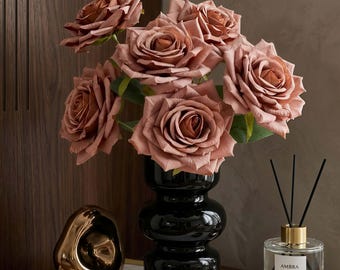Ramo de rosas artificiales, jarrón de cristal negro acanalado, arreglo floral de seda, decoración moderna para el hogar.
