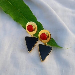 Pendientes colgantes triangulares de ónix negro con botón de coral rojo, pendientes geométricos chapados en oro, joyería minimalista llamativa, regalo hecho a mano para ella.