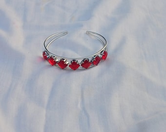 Bracciale rigido aperto in argento con zirconi cubici rossi, fatto a mano