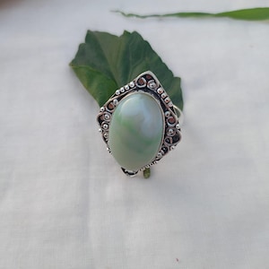 プレナイトジェムストーンリング、ペアシェイププレナイトシルバーリング、天然グリーンプレナイトステートメントリング、女性への手作りボヘミアンジュエリーギフト