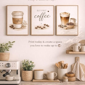 Può includere: Un set di tre stampe incorniciate a tema caffè con illustrazioni ad acquerello. Una mostra una tazza di caffè, un'altra dice "But first, coffee" e la terza raffigura una bevanda al caffè. L'immagine include anche una macchina per il caffè e tazze.