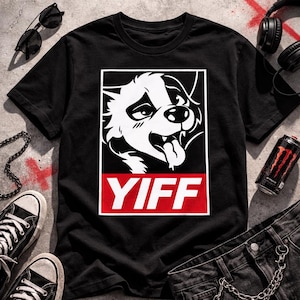 Könnte beinhalten: Schwarzes T-Shirt mit einer schwarz-weißen Cartoon-Hundegrafik mit herausgestreckter Zunge in einem schwarzen Rechteck. Das Wort "YIFF" ist weiß auf einem roten Rechteck gedruckt. Das Bild enthält Sonnenbrille, Kopfhörer und Turnschuhe.