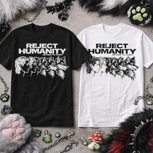 Könnte beinhalten: Schwarzes und weißes T-Shirt mit dem Text "REJECT HUMANITY RETURN TO FURRY" über einer Grafik von menschlichen Gesichtern, die sich in Wolfsgesichter verwandeln. Accessoires wie pfotenförmige Schlüsselanhänger und ein Stachelhalsband umgeben die Shirts.