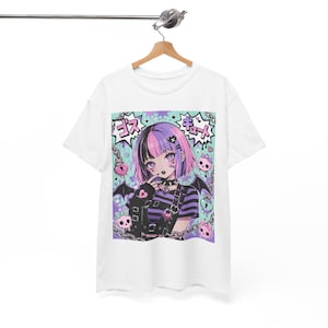 Może przedstawiać: Biały t-shirt z krótkim rękawem z nadrukiem graficznym przedstawiającym postać w stylu anime z różowo-czarnymi włosami, ubraną w koszulkę w paski i szelki. Wzór zawiera łańcuchy, czaszki, serca oraz japoński tekst w dymkach.