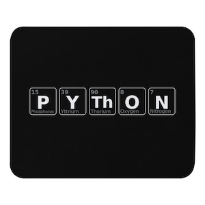 以下が含まれることがあります： 黒いマウスパッド。周期表の元素を使って「PYTHON」という単語が綴られています。元素はリン、イットリウム、トリウム、酸素、窒素です。マウスパッドは角が丸くなっています。