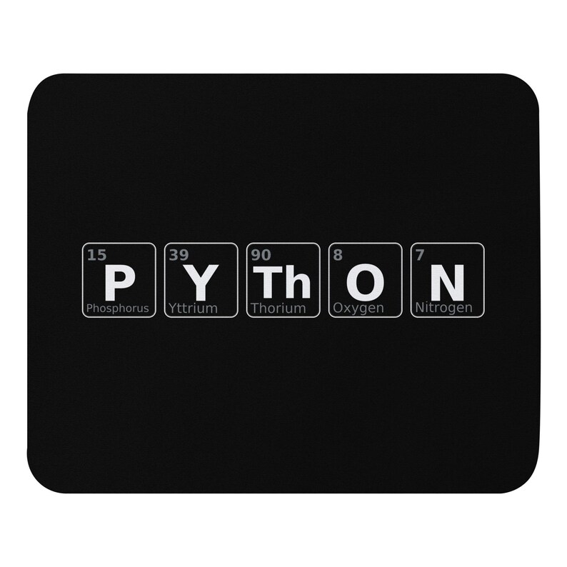 以下が含まれることがあります： 黒いマウスパッド。周期表の元素を使って「PYTHON」という単語が綴られています。元素はリン、イットリウム、トリウム、酸素、窒素です。マウスパッドは角が丸くなっています。