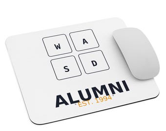 WASD卒業生マウスパッド | レトロPCゲーマーデスクマット | ミニマルキーキャップクレスト