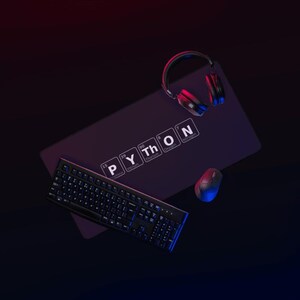 以下が含まれることがあります： 黒いキーボード、マウス、ヘッドセットが紫色のマウスパッドの上に配置されています。マウスパッドには「PYTHON」という単語が元素周期表のスタイルで表示されています。背景は暗く、赤と青の照明が施されています。