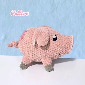 Könnte beinhalten: Ein handgemachtes, plüschiges Schwein in Rosa- und Grautönen. Das Schwein hat einen Ringelschwanz, kleine Ohren und ein lächelndes Gesicht mit einem schwarzen Auge. Das Wort "Pattern" steht in Schreibschrift oben links.